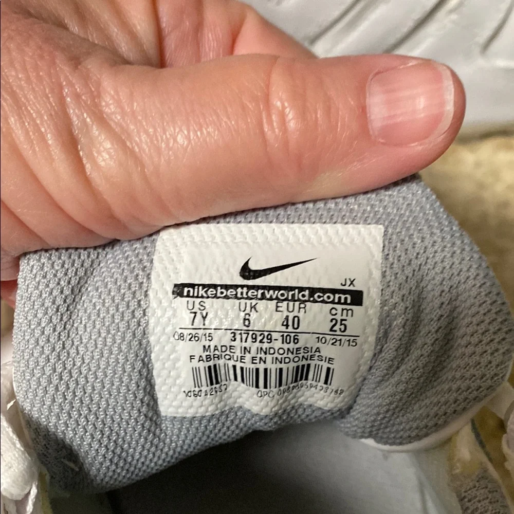 Nike Shox Men's White Athletic Shoes - Picture 6 of 7